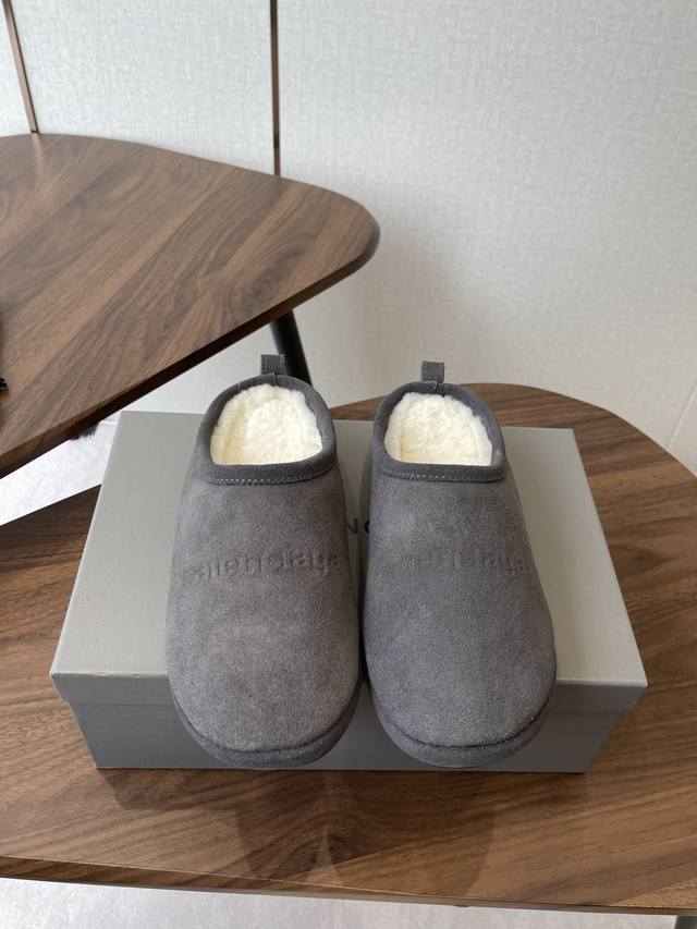 Balenciaga巴黎世家 25Ss 秋冬最新款 羊毛半拖 正品Rmb12520购入开发 完美复刻 设计师推出探索时尚界对于原创与挪用的概念、以全新系列致敬传