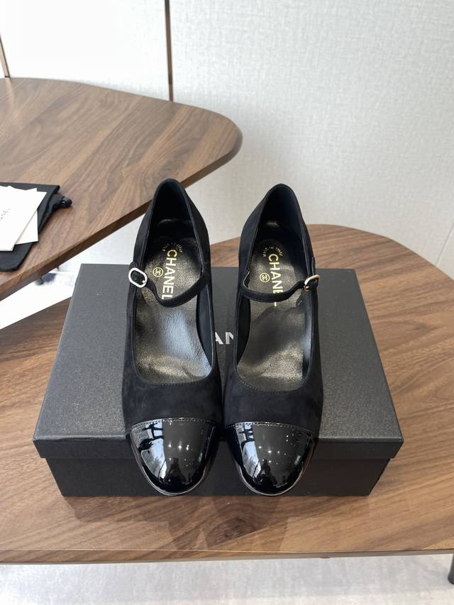 Chanel 25Ss 春夏系列 大珍珠跟 玛丽珍 单鞋 非常火的大双C设计手工车线非常耗时耗力 独特大底双拼做法 玫红色底贴让你不经意露出亮点大底车线永不脱底