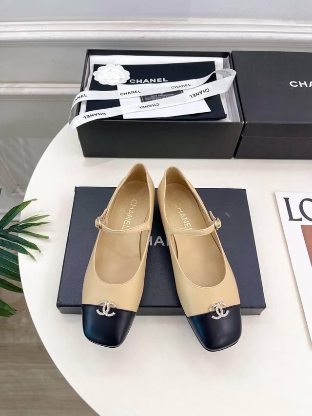 小香 25 2025 春夏新品 专柜经典走秀款 小香双C水钻方头玛丽珍单鞋 系列上新 Bs时尚圈的绝绝子 搭配将演绎着细致 极简 永不褪去的经典元素 展现与众不