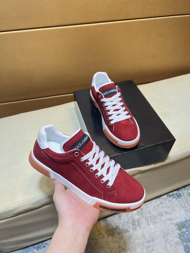 Dg杜嘉班纳 顶级代购男士2025Hk专柜同步发售。鞋底：原厂特供原版底，独家活动底超级舒适，原厂跟单货，高品质多色拼接设计做工精致细腻，独一无二， 丝绸面料，