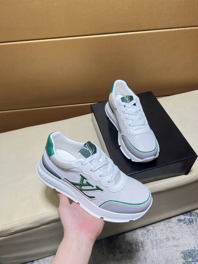 原单品质独家首发 路易威登 独特现代风运动鞋。休闲乐福原版皮 羊里 拒绝脱色磨脚 鞋底：原厂特供原版底，超酷 系带走路都带风风格设计 超舒服耐磨防滑原版底 。就