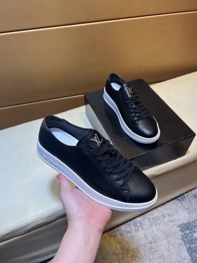Lv路易威登 顶级代购男士2025Hk专柜同步发售。鞋底：原厂特供原版底，独家活动成型底超级舒适，原厂跟单货搭配制作，猪里细节决定品质、我们只为用心做好鞋，可随