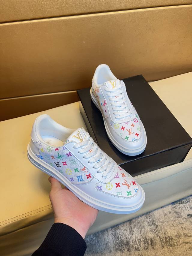 路易威登 原单品质.～ 独特现代风运动鞋。休闲鞋潮男必备款 意大利进口原版品牌，进口原版皮，猪里 拒绝脱色磨脚 鞋底：原厂特供原版底，法国懒人风格设计 贴脚 在