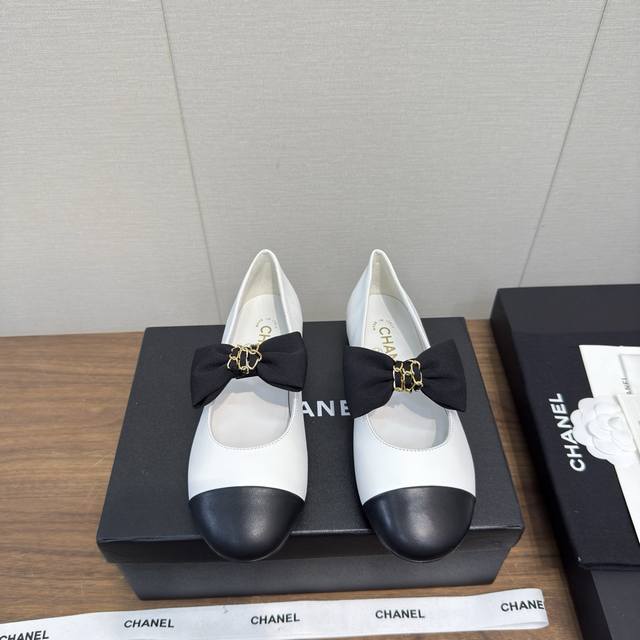 Chanel 25K 新款 玛丽珍 平底单鞋系列 芭蕾便鞋 专柜简直疯抢了，各大社交平台热门晒图，这期的走秀款绝对太帅了，绝对是这一季最热门的款式，专柜仙女们真