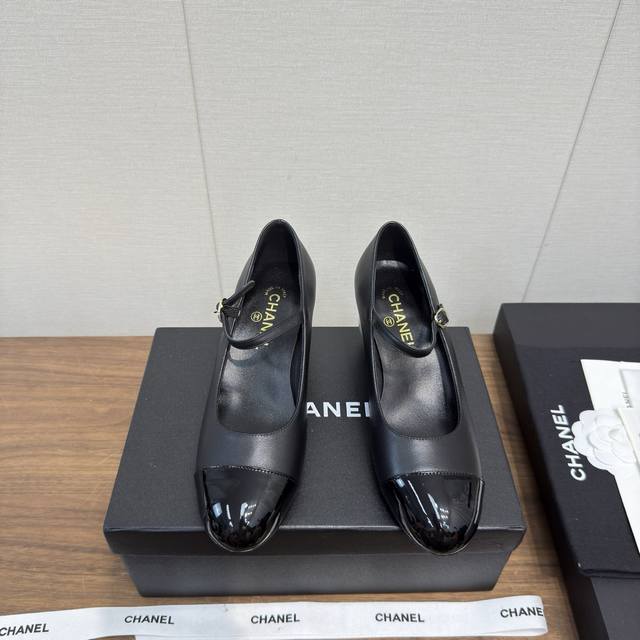 25K 独特 珍珠Logo 玛丽珍单鞋 大圆跟 纯羊皮 高版本 做工十分精致，质量很杠杠，上脚也是惊艳的，这款小香女孩必备的款式，发售即售馨了，专柜暂时没有补货