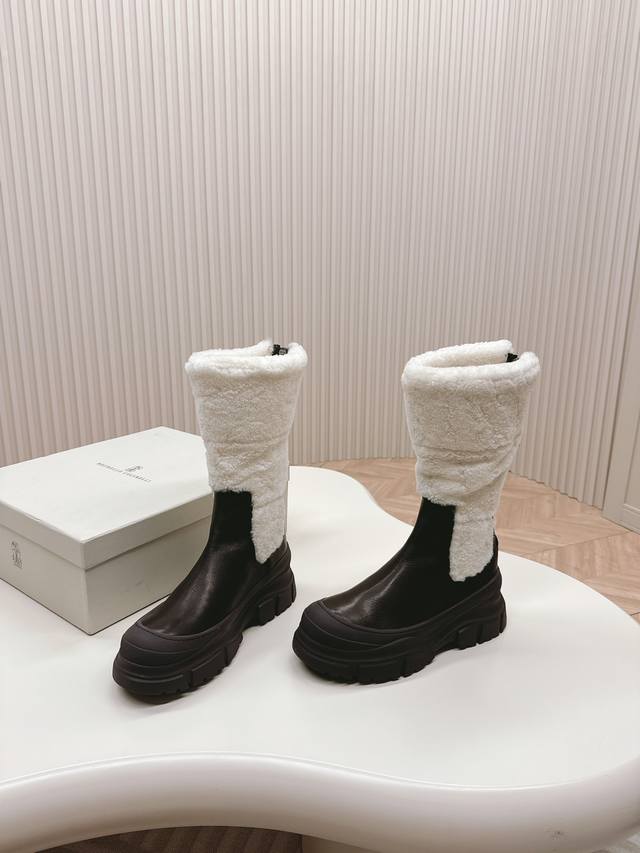 出 Brunello Cucinelli新款Bc秋冬靴子系列 Bc是意大利知名品牌，极简主义风格，优雅复古又高级高级百搭之王，脚感很好很舒服超级耐看！鞋面麂皮，