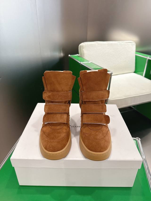 K013Isabel Marant伊莎贝尔Bobby坡跟休闲鞋 精致工艺与时尚风格的完美邂逅 每一针每一线 都编织的时尚传奇 每一寸皮革 都诉说着品质的执着 每