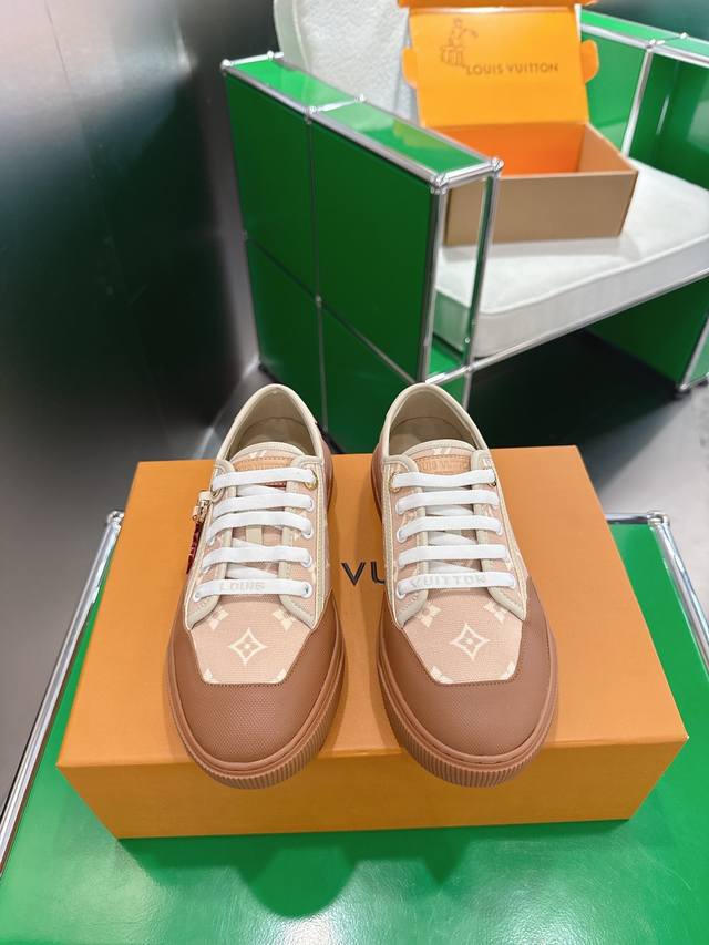 K007 Lv 路易威登女士运动鞋Lagoon 米色帆布猫咪挂饰 本季推出的 Lv Lagoon运动鞋采用带有 Monogram 图案的帆布制成。 独特的猫形皮