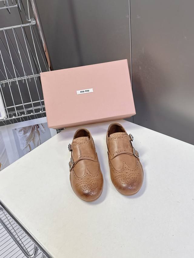 Miumiu缪缪秋冬最新款布洛克复古薄底鞋 超多明星时尚博主种草 Miu家一贯设计风格 绝对的高颜值符合当下的老钱风 美拉德色系又牢牢抓住了少女心 真的老少皆宜