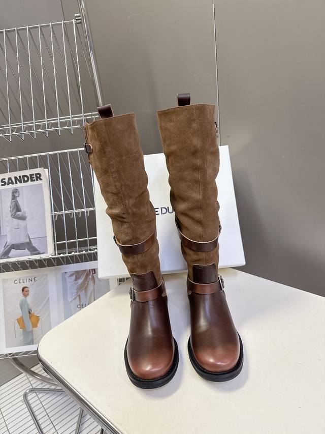 Ice Dust设计师品牌秋冬最新款复古皮靴 堆堆靴 超多明星时尚博主种草 当下最流行的型体隔板设计 结合美拉德色系皮料 打造中性休闲风格 酷感十足又不失随性