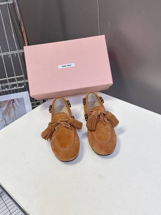 Miu Miu 缪缪米兰走秀款春夏半拖豆豆鞋 “邋遢”来自Miu Miu系列的细节特写 以双色鞋带样式呈现 . 新季的潮流要素一 适当与皮革的印记，夸张地表达时