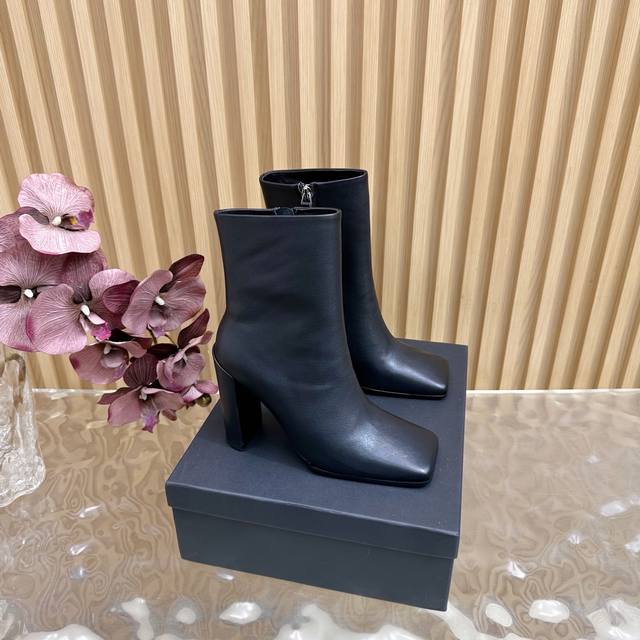 顶级版本 Alaia阿莱亚 极简风时髦精侧拉链粗跟方头短靴高跟及踝靴 时尚达人都在寻觅一双能兼顾舒适与风格的短靴 而这双无疑是这个季节的最佳答案！ 搭配简约的直