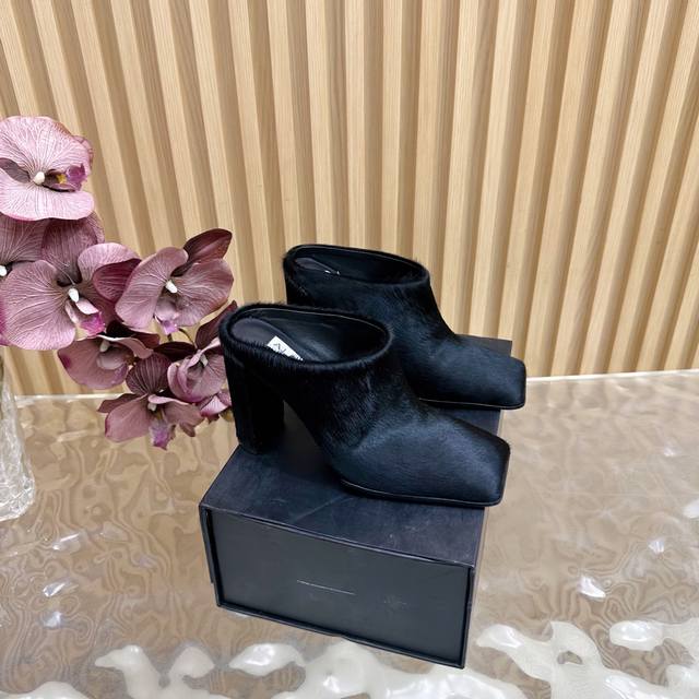 顶级版本 Alaia阿莱亚 极简风时髦精方头马毛高跟单鞋 凉鞋 利落干练大方 时尚达人都在寻觅一双能兼顾舒适与风格的短靴 而这双无疑是这个季节的最佳答案！ 搭配