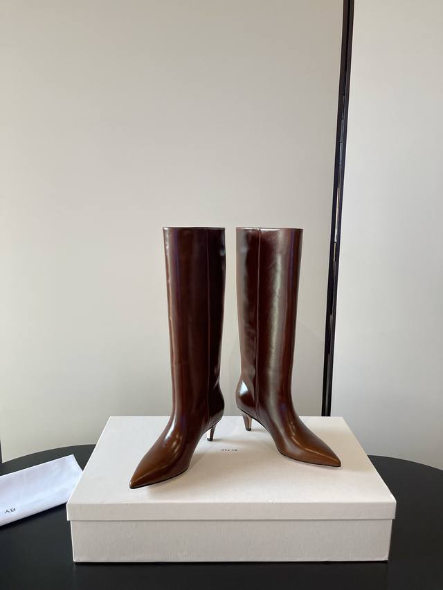 By Far 最新牛油皮筒靴 小跟百搭系 Ins博主同款！原版顶级复刻！超级无敌好看～鞋型简洁大方 冬季百搭必备单品 鞋面采用进口马油皮材质 做工超级精细 上脚