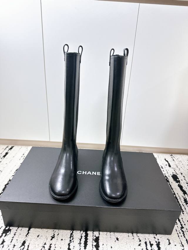 代购级 出厂价P 小香25 A 官网最新款 骑士靴 专柜品质 所有材质都根据原版定制！购入正品开发 面料: 原版定制牛皮 内里：羊皮 垫脚：原版定制 鞋底：意大