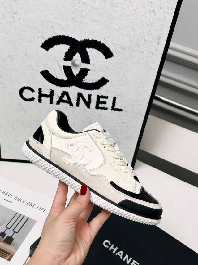 跑量版请下单备注 超火爆-25P Chanel香奶奶新款休闲运动鞋板鞋 专柜一鞋难求 超美的颜色 非常百搭 超级舒适 满满的小香风 经典耐看百搭款，鞋面用料拼接