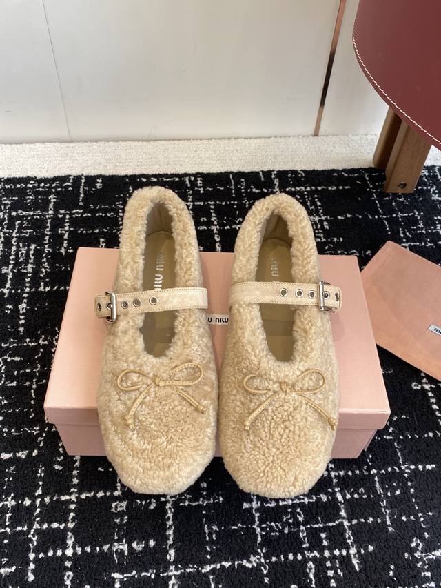 代购级 Miu Miu 缪缪秋冬新款Deck Shoes羊羔毛船鞋平底鞋 一脚蹬 单鞋鞋 俏皮的系带蝴蝶结 内里磨毛的 设计让穿着体验度更加高涨 非常舒适又洋气