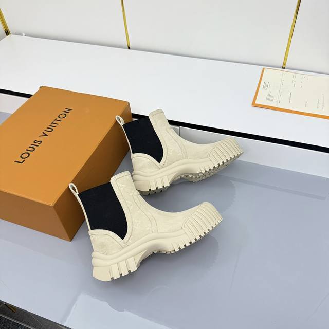 Louis Vuitton路易威登2025走秀新款 高端定制 1：1刻复 各大明星网红走秀款，百年经典 上脚舒适 搭配路易威登标识压纹皮革标签和耐磨皮革外底。