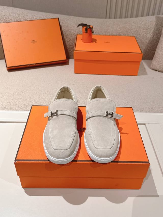 女 男400 Hermes 25Ss秋冬新款乐福鞋，英伦复古设计，经典耐看！原版倒模楦型，极致1:1形体。 面料：牛反绒 小牛皮 内里：进口羊皮里 大底：开模橡