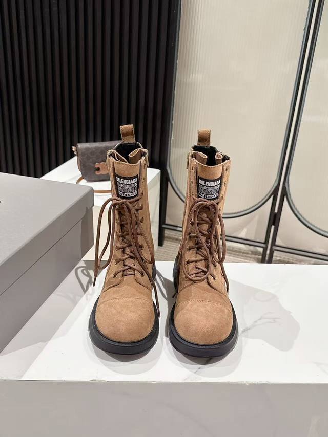 Balenciaga 25Fw新款早秋德比鞋短靴！ 今年火爆的轻奢老钱风格搭配一双无鞋带独特设计！自带酷飒滤镜、利落靴型+侧边铆钉设计、把硬朗与时髦完美融合、瞬