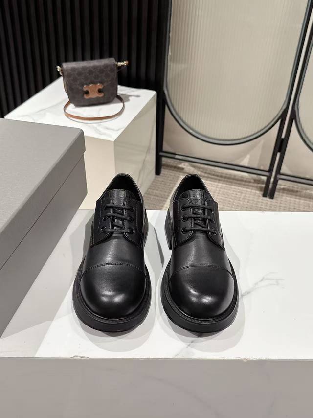 Balenciaga 25Fw新款早秋德比鞋短靴！ 今年火爆的轻奢老钱风格搭配一双无鞋带独特设计！自带酷飒滤镜、利落靴型+侧边铆钉设计、把硬朗与时髦完美融合、瞬