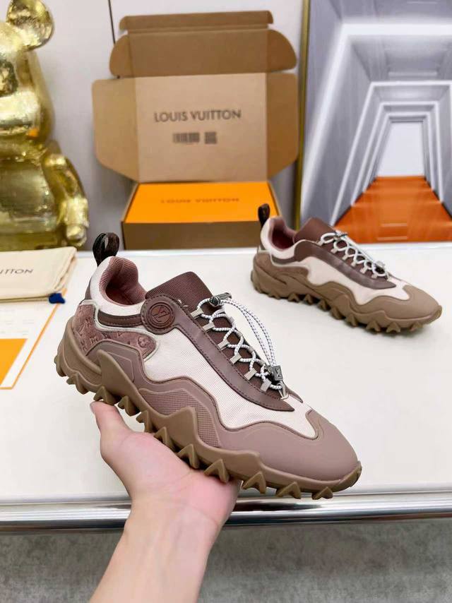 本款男女款 Lv Rush 运动鞋取材 Monogram 压纹牛皮革等混合材质，瞩目亮相路易威登 柔韧波浪形外底巧妙呼应海洋主题，混合材质，Lv Circle