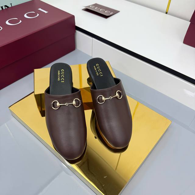 2025秋冬系列, 典藏图案继续在Gucci全新系列中大放异彩。全新系列匠心呈献马衔扣配件，彰显品牌马术传承。这款女士穆勒鞋采用光滑绒面材质匠心打造，搭配浅金色