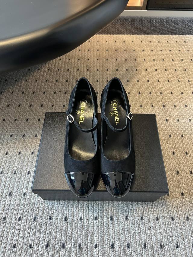 Chane* 小香创意珍珠跟玛丽珍单鞋 鞋跟采用标志性的双C Logo球形设计，极具辨识度，打破了传统鞋跟的形态，充满艺术感与品牌特色。 鞋面为黑色皮革，质感细
