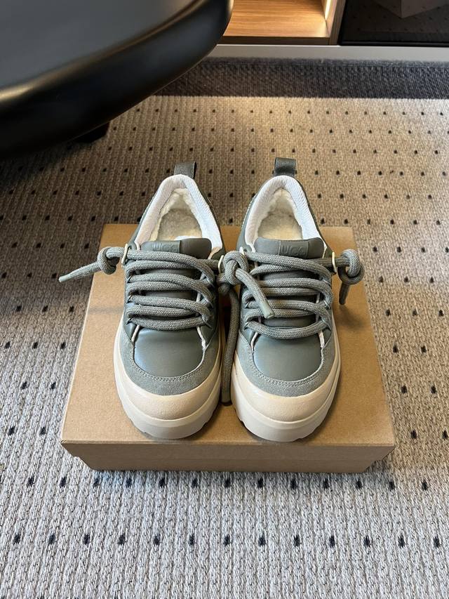 Ug*秋季男女同款潮流轻便厚底系带运动休闲鞋 鞋面采用皮革和反绒皮拼接设计，质感细腻且耐穿；内里填充毛绒材质，延续Ugg标志性的保暖特性，适合秋冬寒冷天气。 选