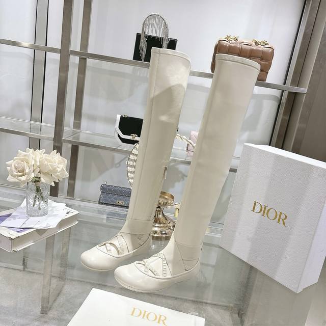 出厂 Dior 迪奥 25秋冬新款朋克风平底橡胶弹力高筒骑士女长靴 明星同款刺绣字母Logo内侧附带拉链设计上脚都很方便舒适 筒长22寸 材质：鞋面进口弹力超纤