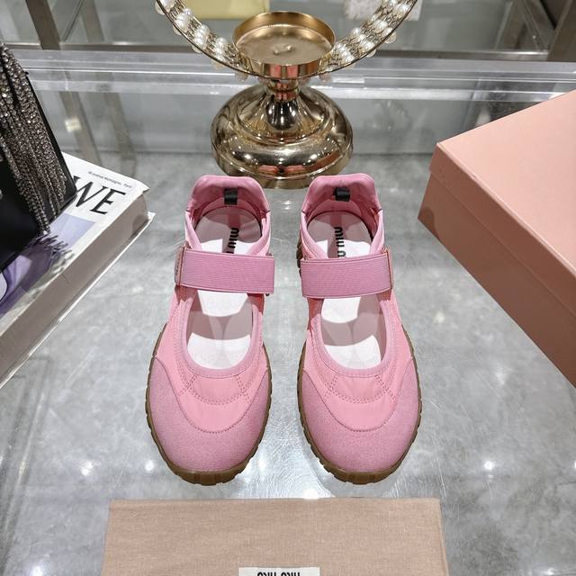 出厂 缪缪25饼干鞋 阿甘鞋休闲鞋运动鞋 春夏新款 最近爆款前卫大胆的设计 Miu风格融于此款厚底帆布运动鞋的简约线条 别致徽标饰于鞋舌与背后，点缀复古 厚底设