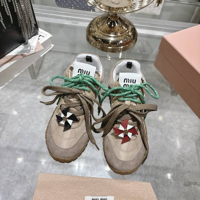 出厂 饰扣10缪缪25饼干鞋 阿甘鞋休闲鞋运动鞋 春夏新款 最近爆款前卫大胆的设计 Miu风格融于此款厚底帆布运动鞋的简约线条 别致徽标饰于鞋舌与背后，点缀复古