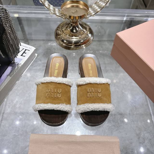出厂 Miu Miu新款秋冬走秀实木底羊毛半拖，上脚舒适柔软，露趾款式上脚特别方便哦，随走随穿 鞋面牛反绒羊毛，羊皮垫脚，开模防滑木底 跟高：3Cm Size：