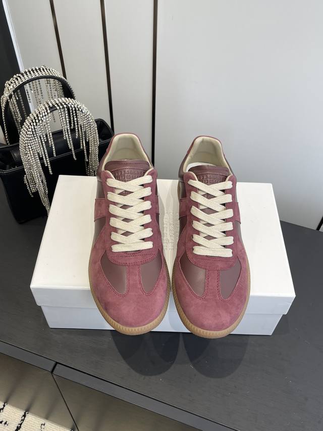 Maisonmargiela Mm6 马吉拉 经典德训鞋 休闲运动鞋 情侣款 鬼才设计师品牌一个轻奢品牌 这一款德国训练鞋延续了经典的T形真皮拼接设计 经过设计