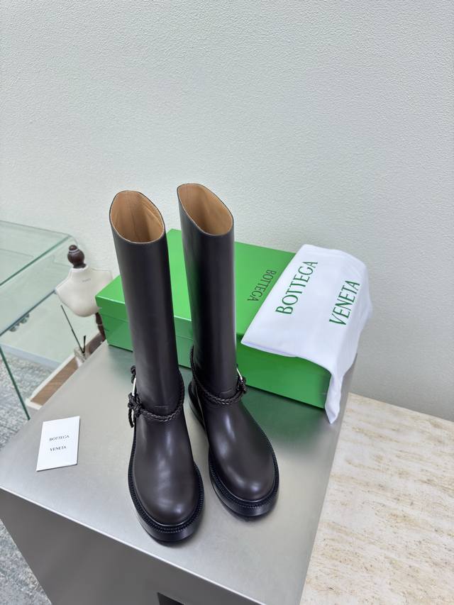 Bv 女士James 及膝高靴 家族元素 Bottega Venet* 对标对版 五金原版一致 请对比官图 Bv一脚蹬 骑士靴 五金对版 一致 选用西班牙进口小