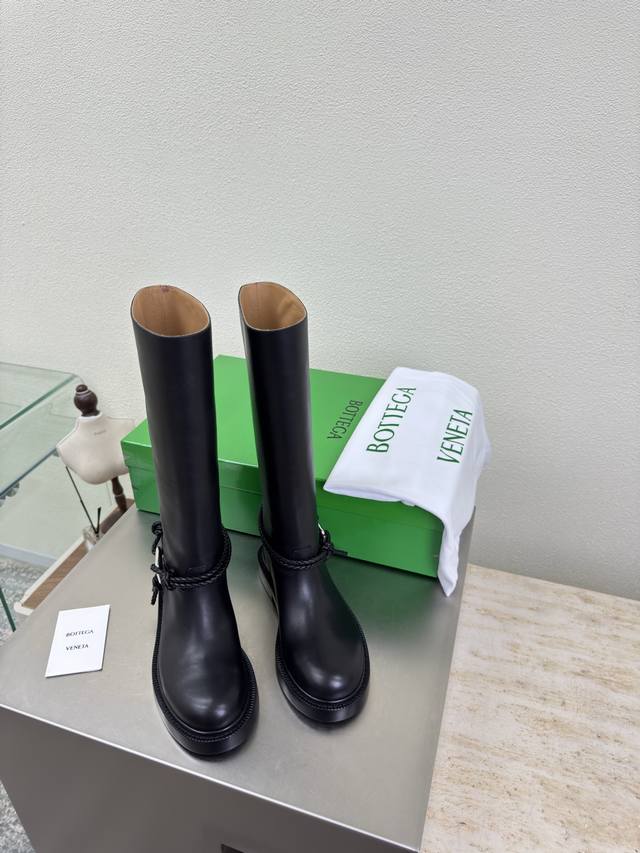 Bv 女士James 及膝高靴 家族元素 Bottega Venet* 对标对版 五金原版一致 请对比官图 Bv一脚蹬 骑士靴 五金对版 一致 选用西班牙进口小