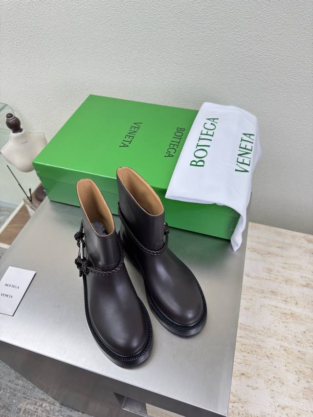 Bv 女士James 短靴 家族元素 Bottega Venet* 对标对版 五金原版一致 请对比官图 Bv一脚蹬 骑士靴 五金对版 一致 选用西班牙进口小牛皮