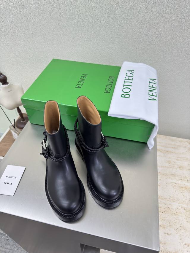 Bv 女士James 短靴 家族元素 Bottega Venet* 对标对版 五金原版一致 请对比官图 Bv一脚蹬 骑士靴 五金对版 一致 选用西班牙进口小牛皮