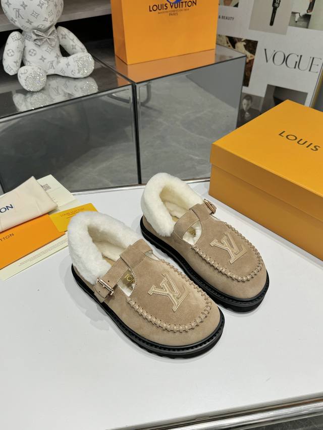 Louis Vuitton 超级百搭勃肯毛鞋经典再创，活力十足上脚更舒服大气 面料：头层进口牛反绒+原版五金配件，内里：高档羊毛 ，鞋底：Pu发泡大底+Pu水台