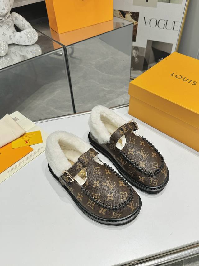 Louis Vuitton 超级百搭勃肯毛鞋经典再创，活力十足上脚更舒服大气， 面料：经典老花皮+原版五金配件，内里：高档羊毛 ，鞋底：Pu发泡大底+Pu水台，