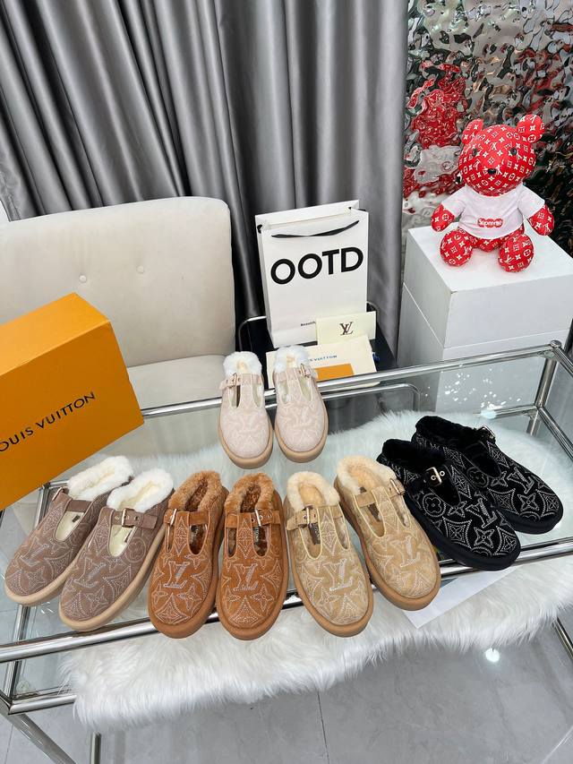 2025 短靴 面料：采用进口高丝光牛猄皮面Lv 专用立体电绣花荟工艺， 搭配皮毛一体羊毛内里。更显时尚，进口高密度橡胶美耐底 高密度发泡材质填充 ，轻盈舒适，