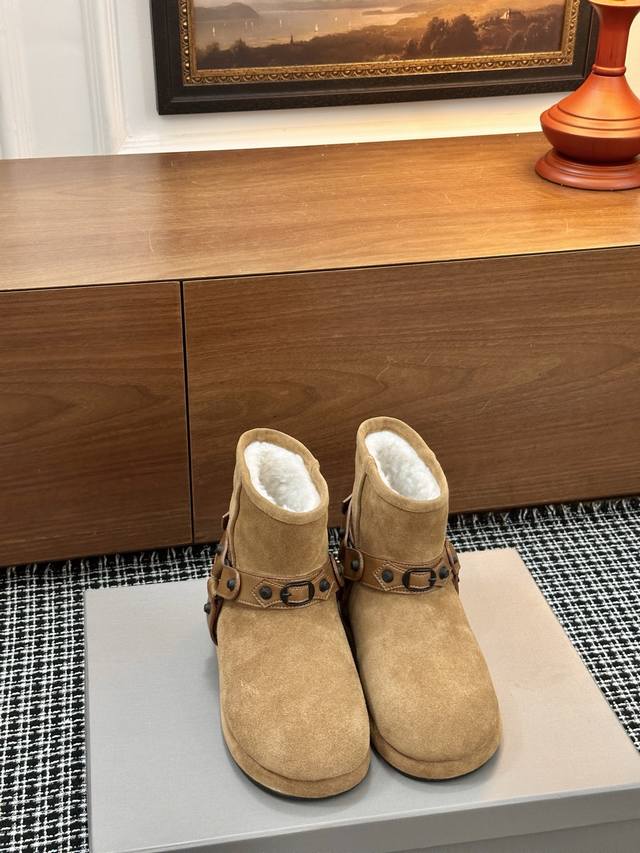 巴黎世家新款雪地靴 25Ss 新款添加了金属铆钉元素超级朋克街头简直太别致了 Ins爆款 原版购入开模全手工锁金属铆钉打造 所有的材质与工艺原版一致 质感满满