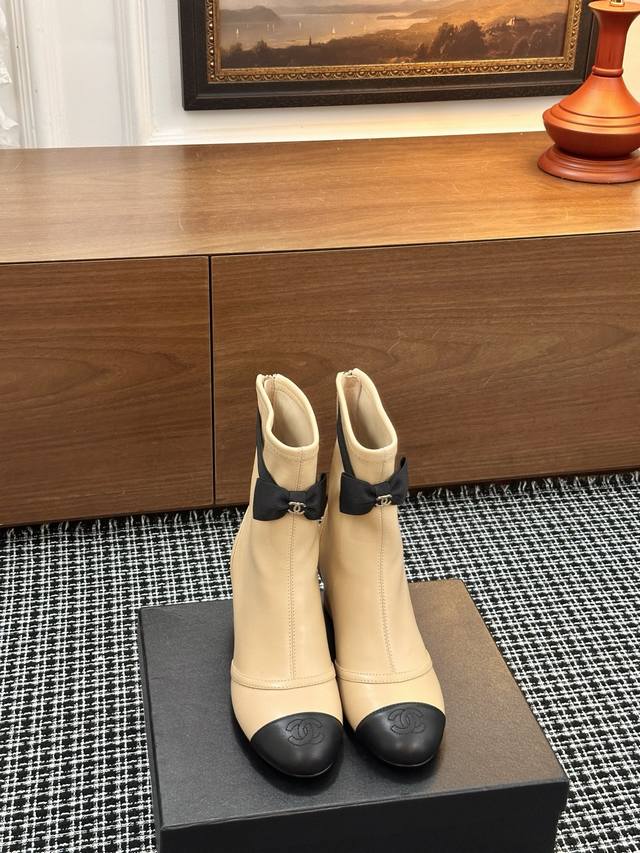 秋冬25蝴蝶结短靴 时髦精必备，香奈儿女士钟爱简约又难以抗拒系，搭配展现与众不同的穿搭风格、自由混搭闪耀到位，跟紧香奶奶时尚步伐！！！精致细节放大看 鞋面材质：