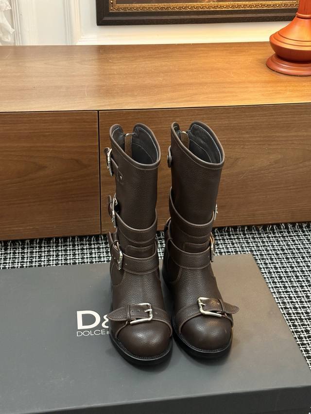 秋冬新款靴子骑士靴10寸 各大奢侈品牌今年都开始玩起了复古风也是潮流风向标主要体现现代女性的都市摩登风利落 飒爽 干练新风貌整双靴看上去非常有质感且高级喜欢靴子