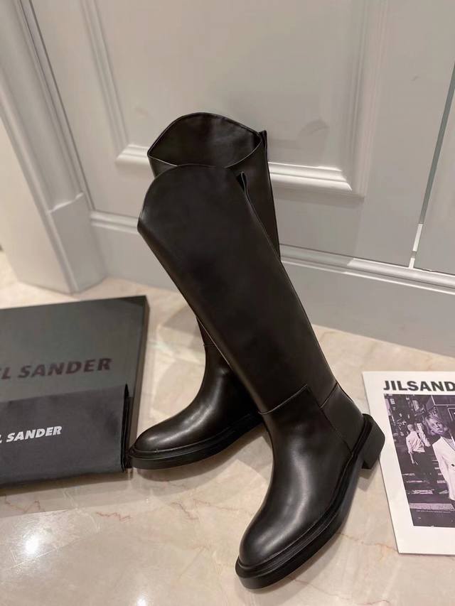 Jilsander 20Ss爆款网红长靴 代购都卖断货的靴子。这个牌子我真的超喜欢超喜欢超喜欢。简约 时尚。靴子鞋口斜切设计简直显腿长到爆炸。皮子采用头层牛皮。