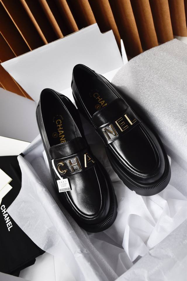 Chanel小香最新款乐福鞋！ 如果还没有尝试过乐福鞋的小伙伴一定一定来买上一双！！！因为乐福鞋能给你的惊喜实在是太多太多了！！小香给人的感觉就是不喧闹 低声的