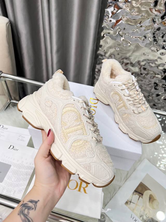 Dior迪奥 女款 码数：36-41 35.42定做 迪奥Dior Chrono 运动鞋2025秋季成衣系列新品，以 Dior 的高订风格重新演绎跑步鞋。银色和