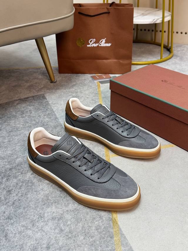 Loropiana 爆款运动鞋款式，天然材料的透气属性与柔韧质感，让球鞋兼具功能性和舒适性。高质量的无金属鞣制和翻滚工艺，凸显了皮革的天然纹理，而骆驼色鞋底与白