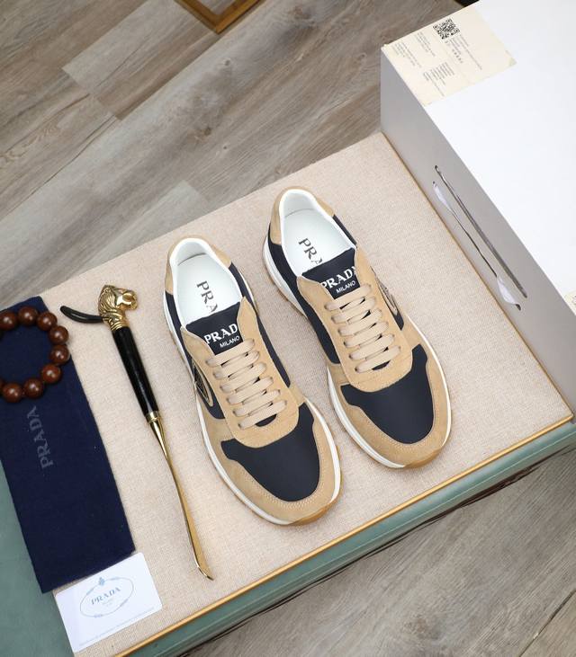 Prada 普拉达 最新款原版复刻！可到做工一流 鞋面意大利进口小牛皮透气真皮内里 适合出行，原版复大刻底，让你适合各出种行，尽显低调奢华。以质量说话.Colo