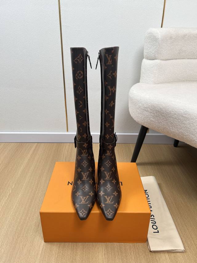 Louis Vuitton 路易威登 2025 L家2025秋冬新品 专柜最新小方头皮带扣长靴系列 上脚轻松驾驭任何服饰。设计简约、选择多样化的基础款，而非看似
